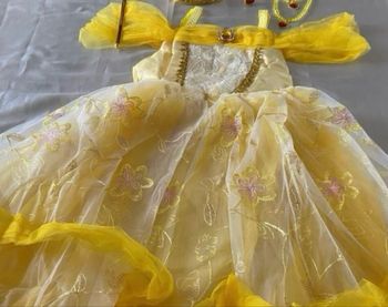 Déguisement robe princesse jaune avec des roses 7ans