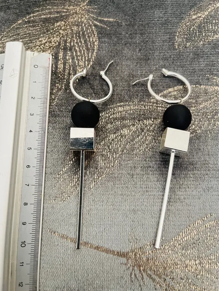 Boucles d’oreilles noires argentées - photo numéro 3