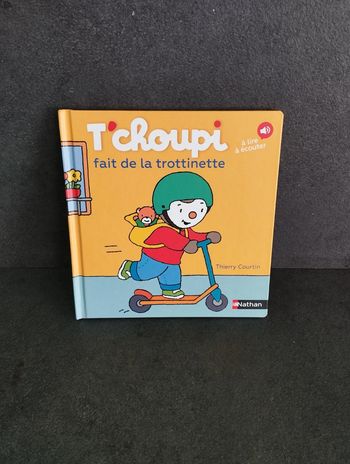 Livre T'choupi fait de la trottinette