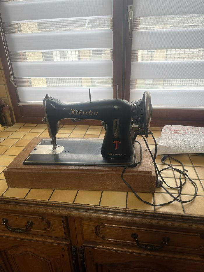 Machine à coudre ancienne - photo numéro 4