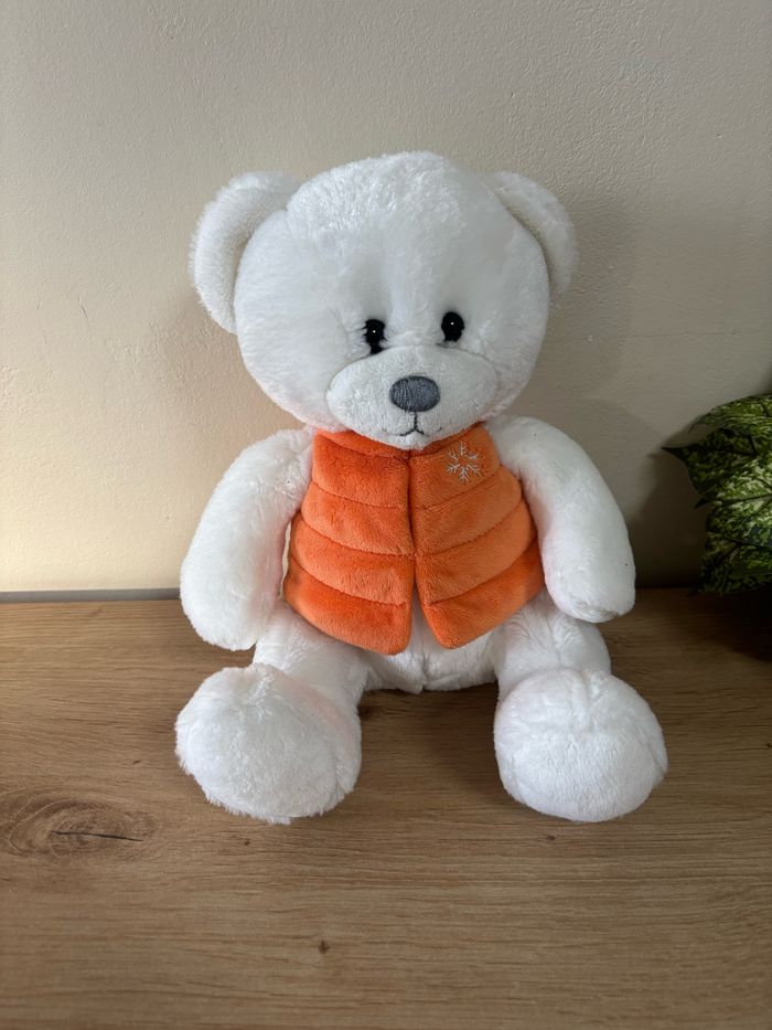 Doudou peluche ours blanc gilet orange gipsy