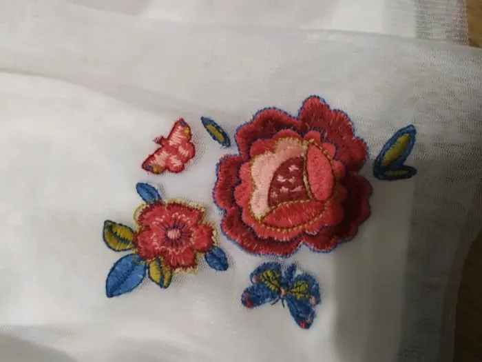 Très jolie jupe blanche avec détail fleur
