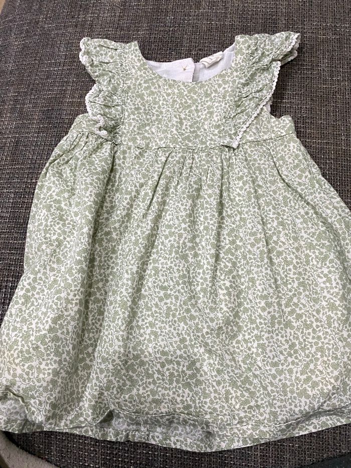 Robe blanche à motifs verts