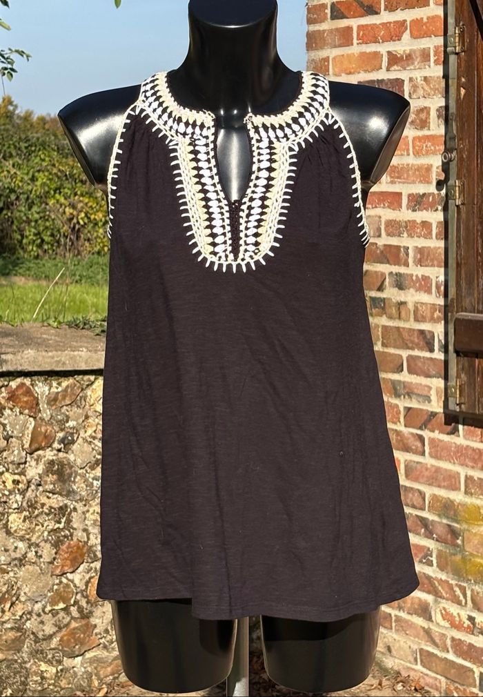 🖤 Top noir à broderies blanches – T36