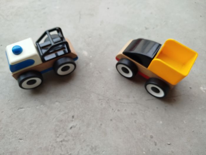 2 voitures en bois Ikea