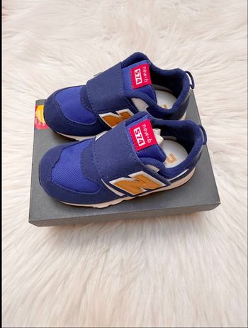 Baskets New Balance bébé – Taille 22,5 – bleu/moutarde – Neuf avec étiquette