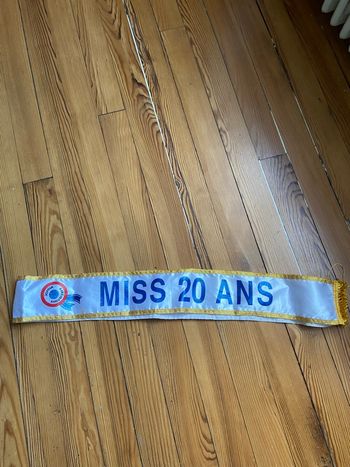 Écharpe miss 20ans