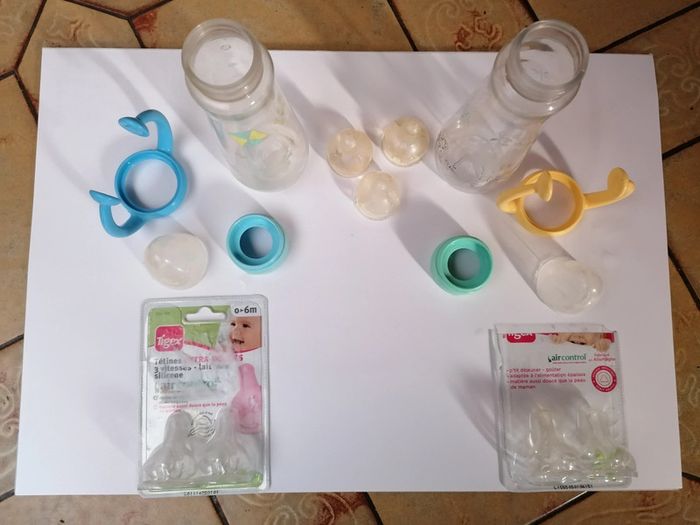 Lot de 2 biberons et tétines