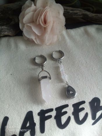 Créoles argentées et pierres de cristal de quartz et sélénite et quartz rose