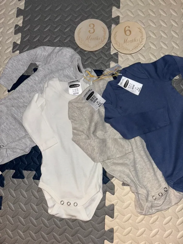 Lit de 4 bodys 3-6 mois gris/blanc/bleu - photo numéro 5