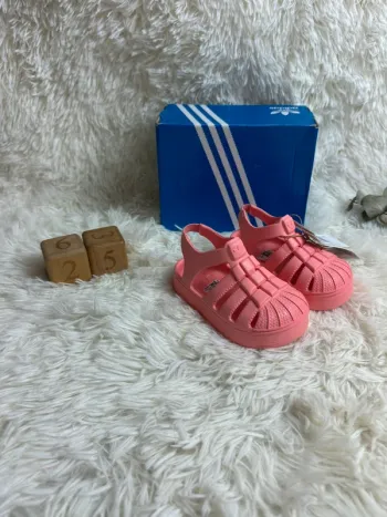 Paire de sandales superstar Adidas taille 25