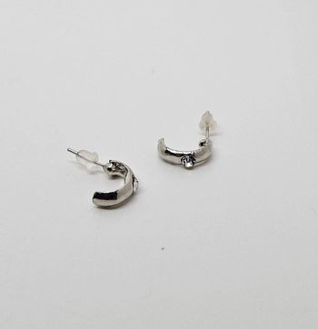 Paire de boucles d'oreilles.
Neuve.