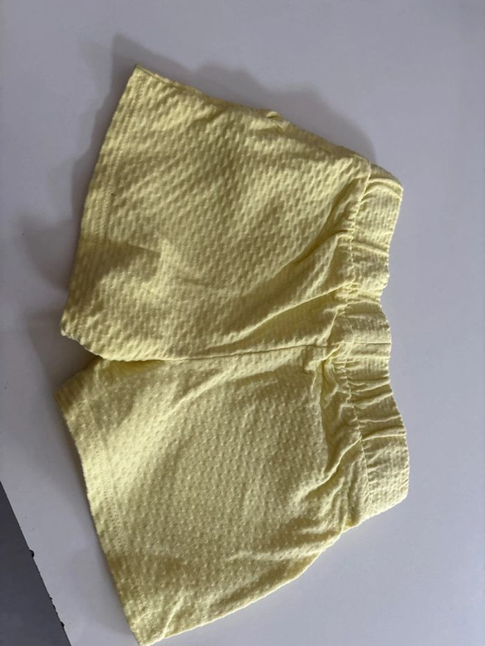 Short jaune - photo numéro 2