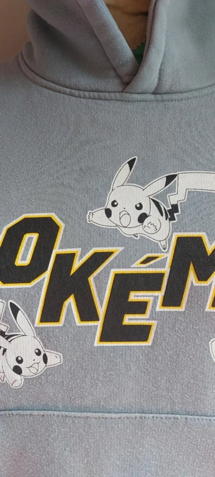 Sweat à capuche Pikachu enfant, en bon état, taille 9-10 ans - photo numéro 2