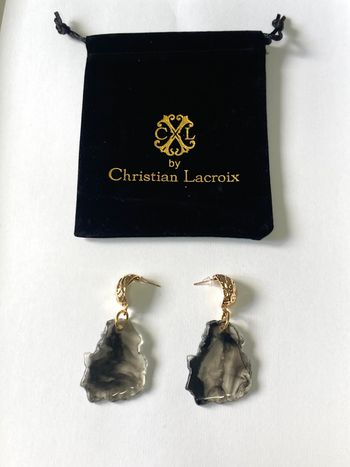 Boucles d'oreilles pendantes en résine by Christian Lacroix