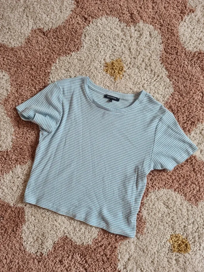 T shirt crop rayures fines bleu et blanc