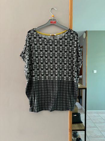 T shirt à motifs blancs et noirs à motifs avec liserés jaunes