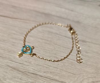 Bracelet doré avec breloque cœur bleu turquoise percé d'une flèche ajustable