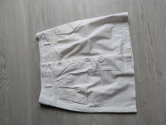 Jupe blanche à boutons - photo numéro 2
