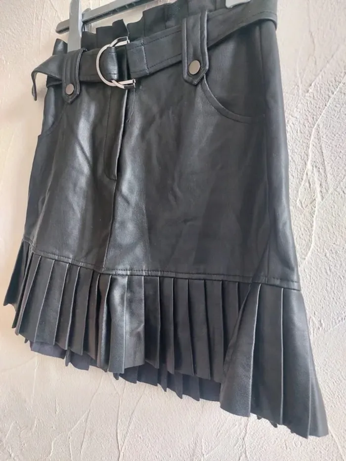 Jupe en simili cuir noir à plis Taille XS - photo numéro 3