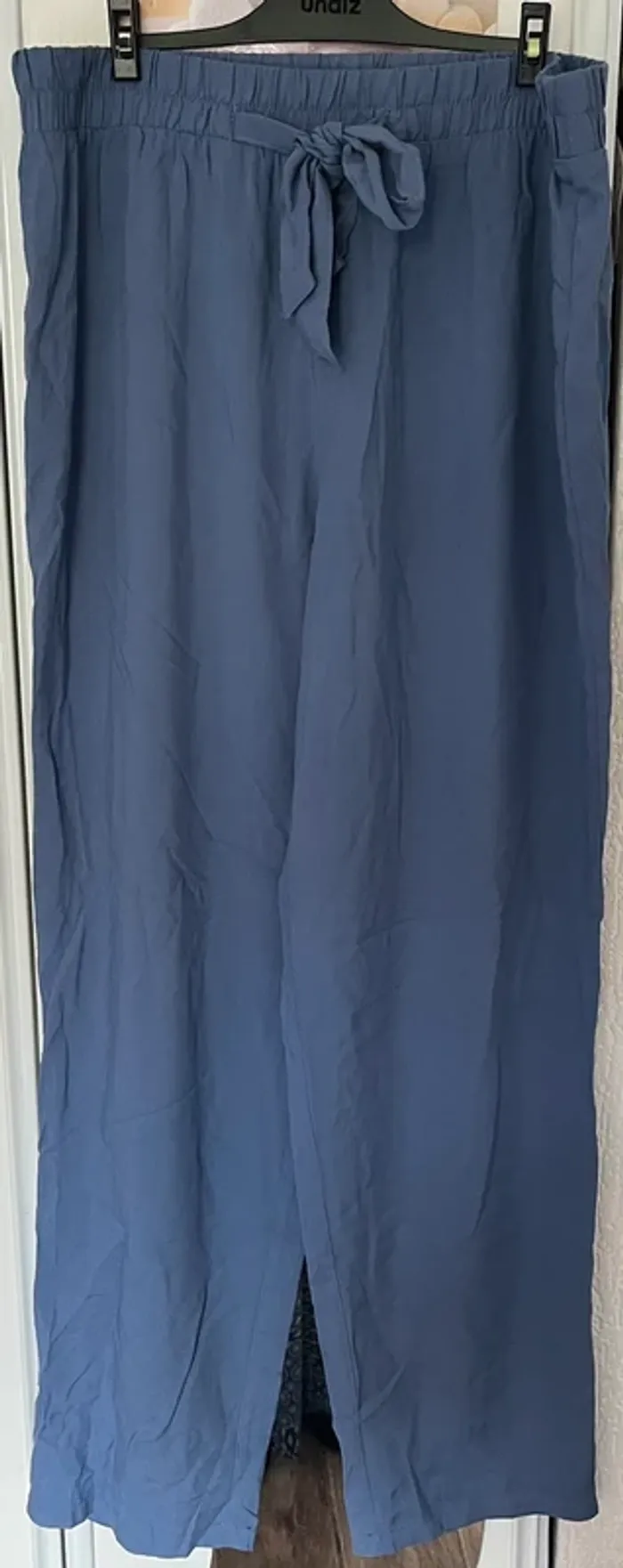 Pantalon bleu style mom resserrer avec une ceinture intégrée. - photo numéro 5