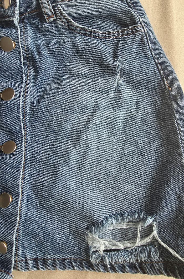 Jupe en Jean Bleue Délavée Boutonnée Effet Destroy XXS - photo numéro 4