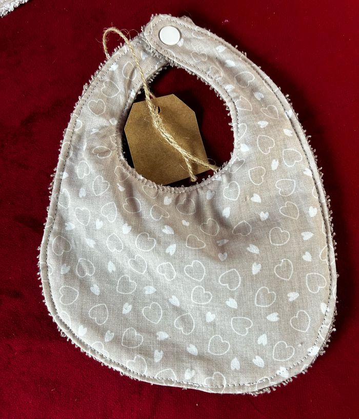 Bavoir fait à la main (couturière professionnelle)