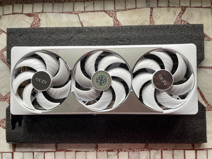 GIGABYTE GeForce RTX 5080 AERO OC SFF 16G - photo numéro 3