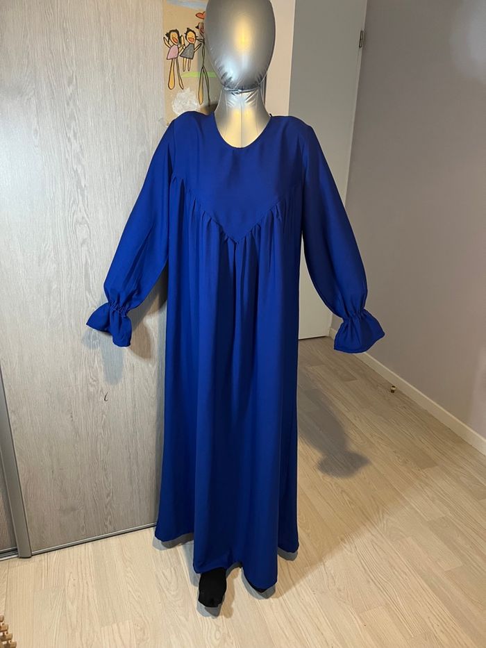 Trois robes beige/bleu / verte