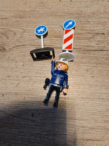 Playmobil 1 policier et 2 panneaux de signalisation, nickel