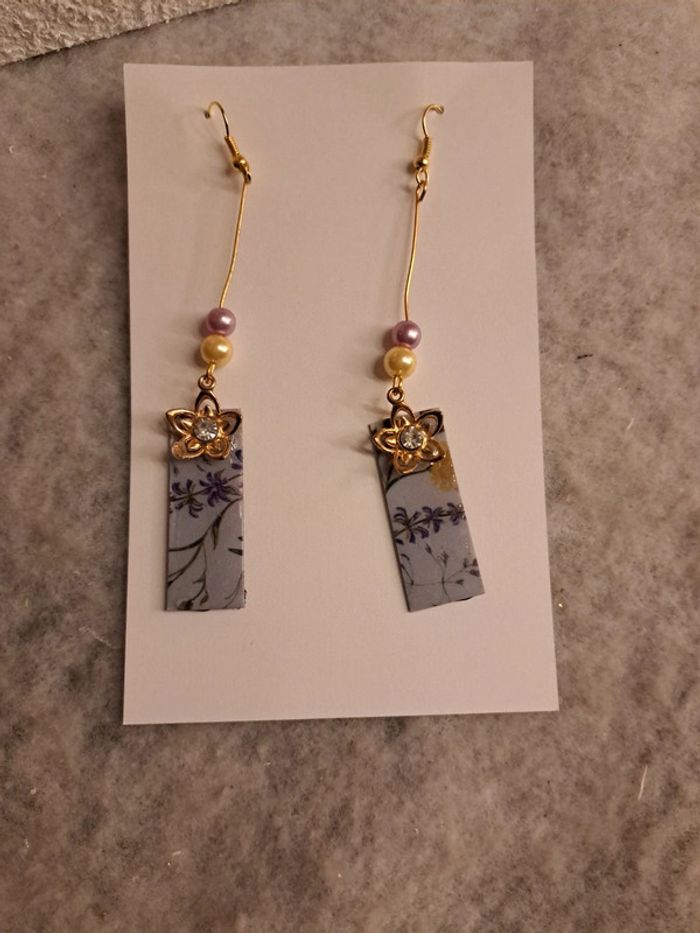 Boucles d'oreilles pendante en résine florale - photo numéro 3