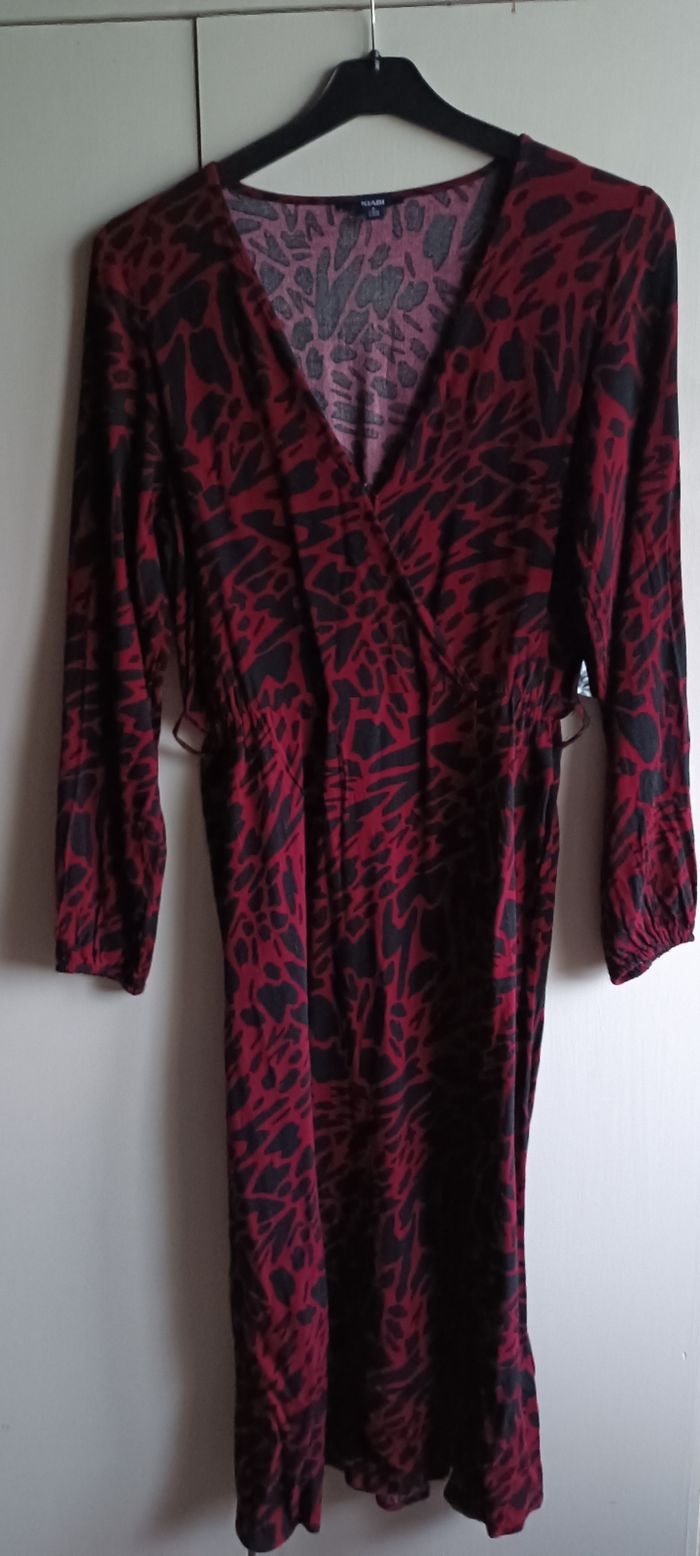 Belle robe léopard rouge et noire