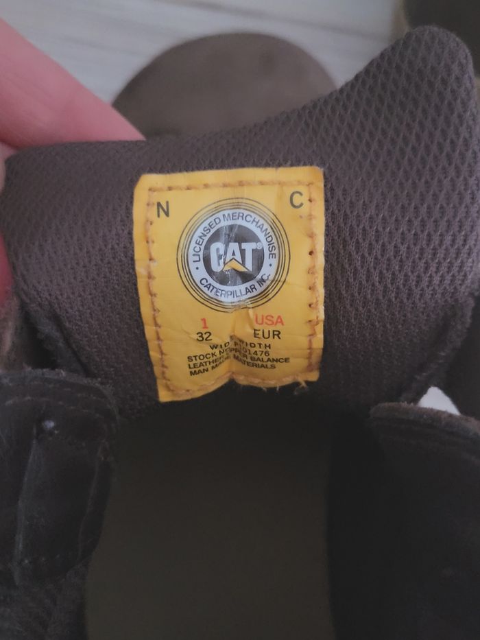 Chaussures montates, garçon taille 32, marque Caterpillar. 
Bon état. - photo numéro 4