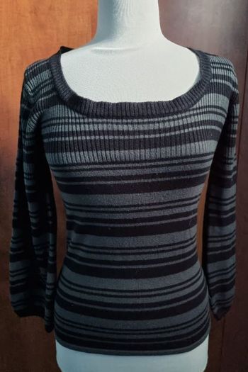 Pull à rayures noir et gris taille 12ans
