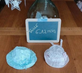 Lot de 2 chapeaux taille 6 mois en très bon état