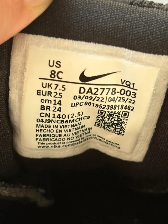 Chaussures Nike enfants taille 25 - photo numéro 4