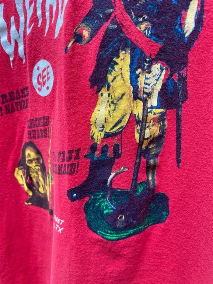 Museum of the weird - Red print graphic t-shirt Gildan Mens Large - photo numéro 6