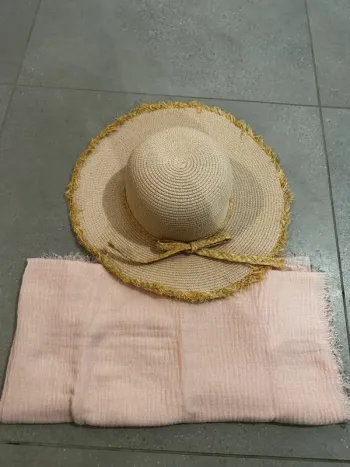 Fourlard et chapeau rose, neuf sans étiquette,