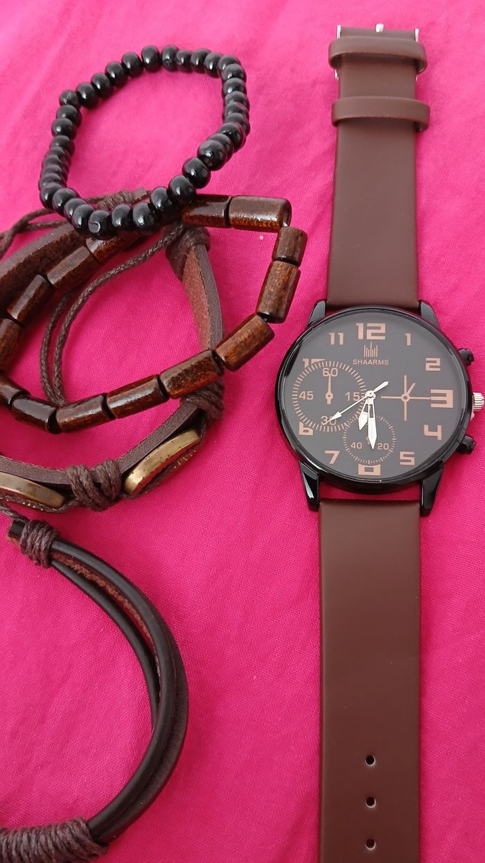 Lots de 4 bracelets +montre