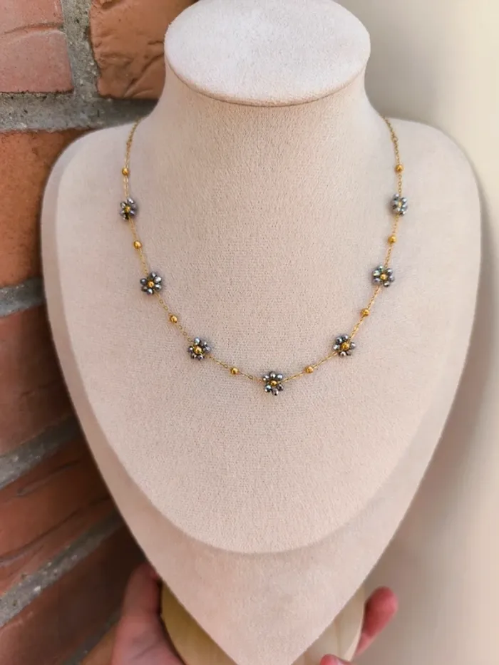 Collier doré avec fleurs marguerites argentées brillantes - photo numéro 2