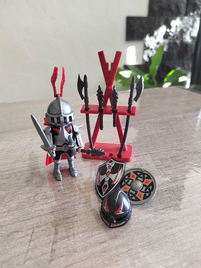 Chevalier playmobil et ses armes en très bon état