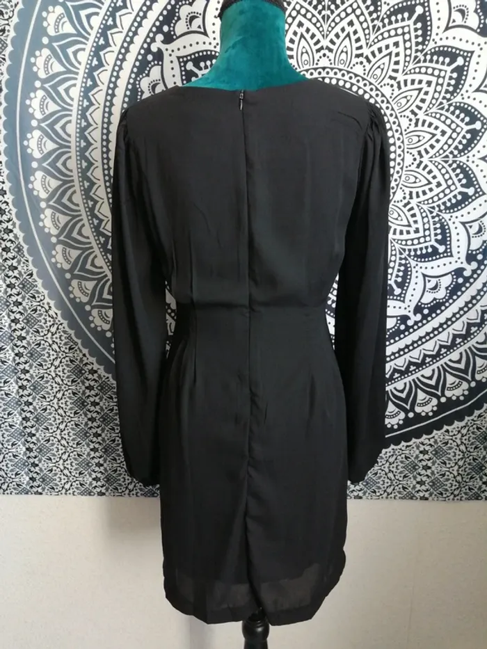 Robe noire cintrée à la taille manches longues col v / cherry paris / (M) - photo numéro 6