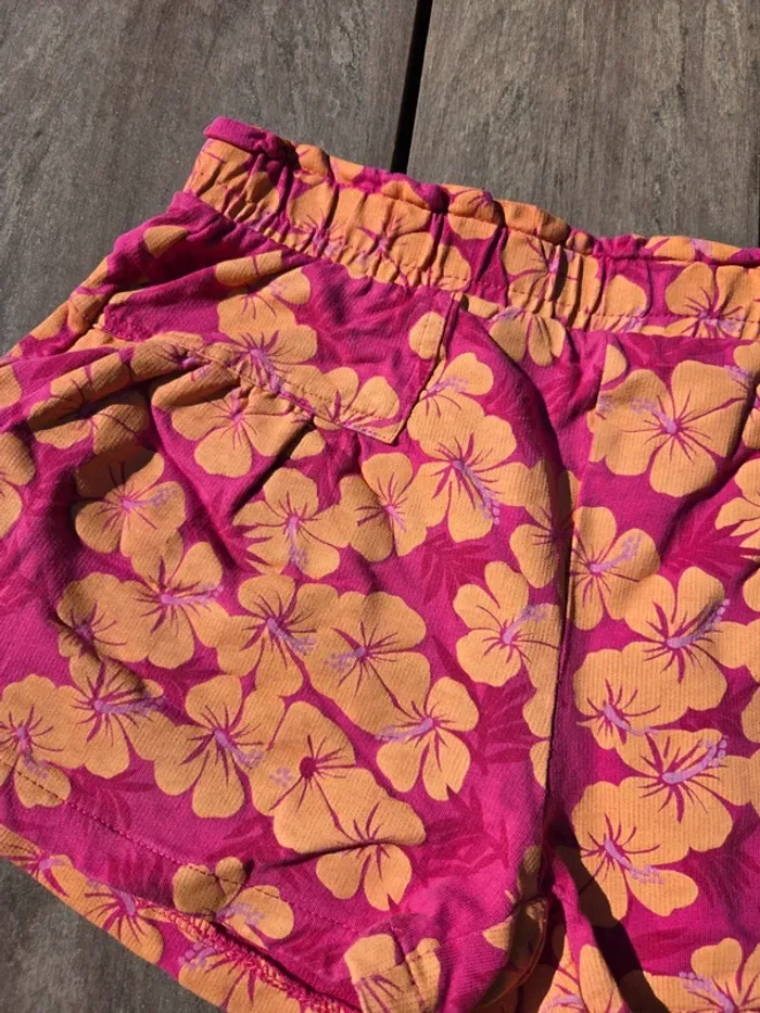 Short OVS 9/10 ans 140 cm fleurs 🌸 - photo numéro 2