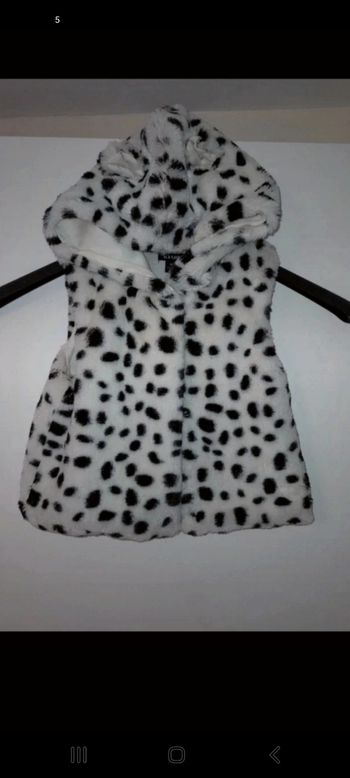 Veste type fourrure douce sans manche 9 mois filleVeste type fourrure douce sans manche 9 mois fille