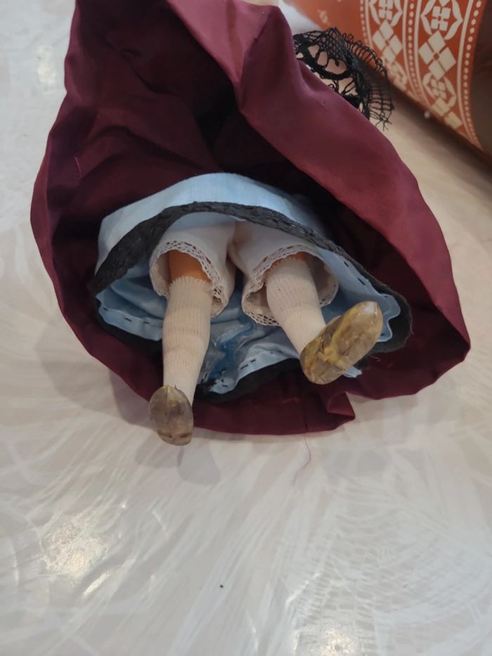 Dentellière Auvergnate avec son carreau - photo numéro 3