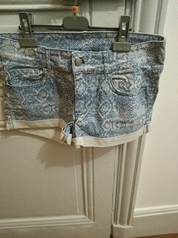 Short H&M bleu clair et blanc