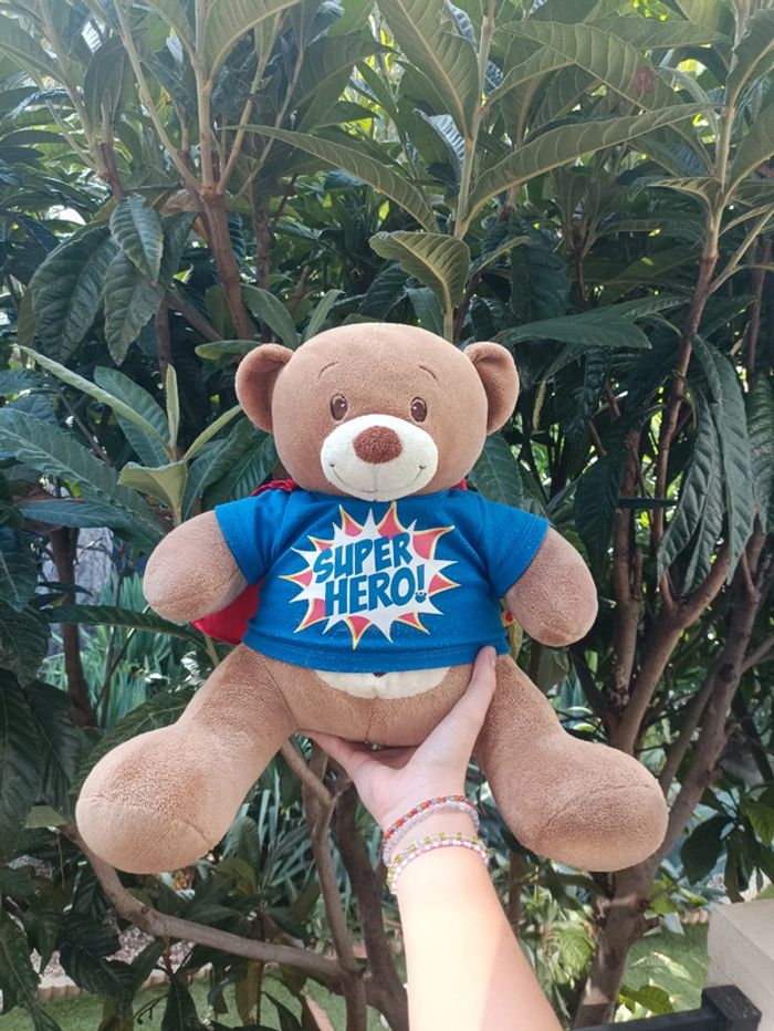Peluche nounours super héros du magasin build a bear workshop.