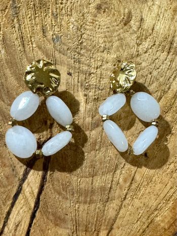 Boucle d’oreille mile Mila perles blanches et acier inoxydable or