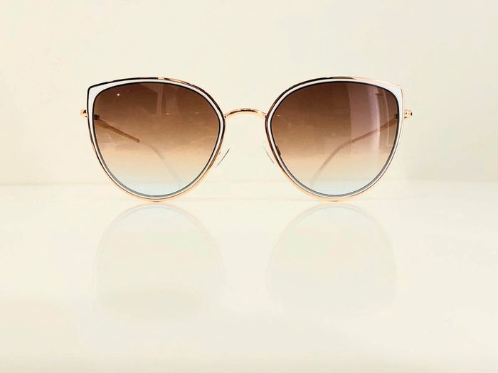 Lunette de soleil femme style cats dorée contour blanc verres dégradés UV protection catégorie 2 - photo numéro 2