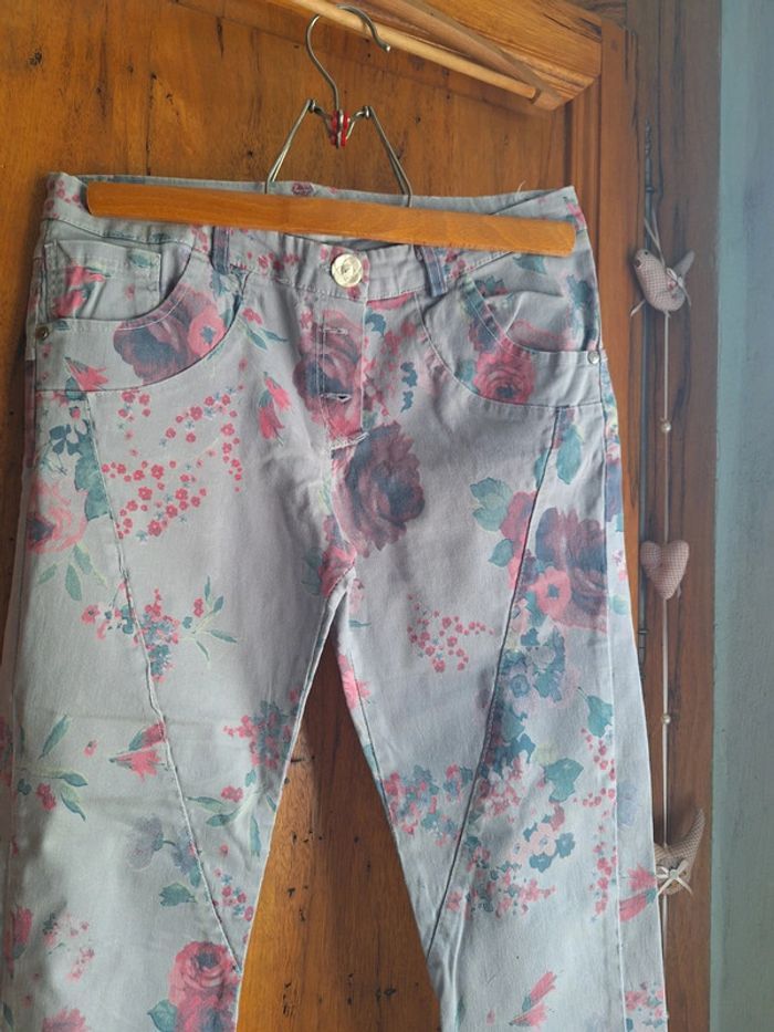 Joli pantalon fleuri - photo numéro 3